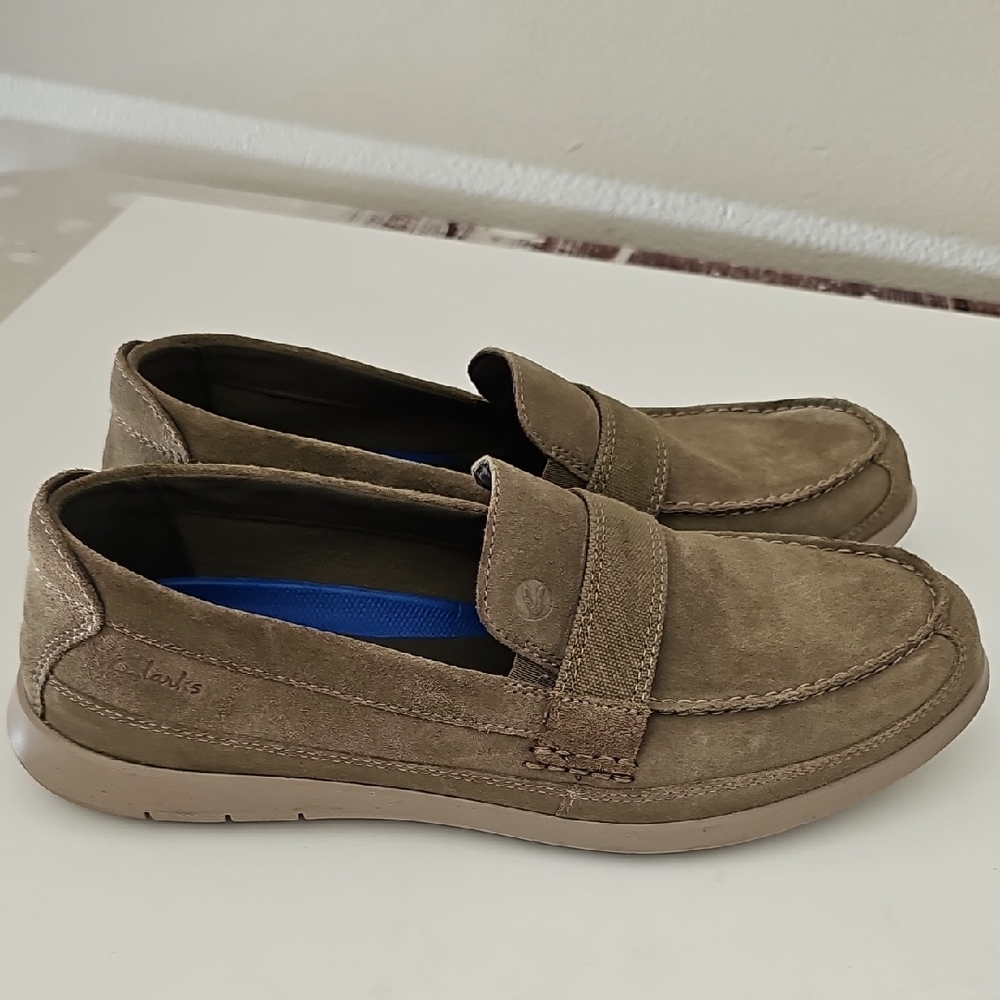 Clarks Men's Olive Color Loafers Size 10